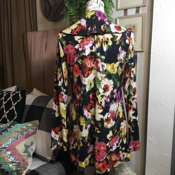 Gramercy 22 floral light weight cardigan - Picture 5 of 8